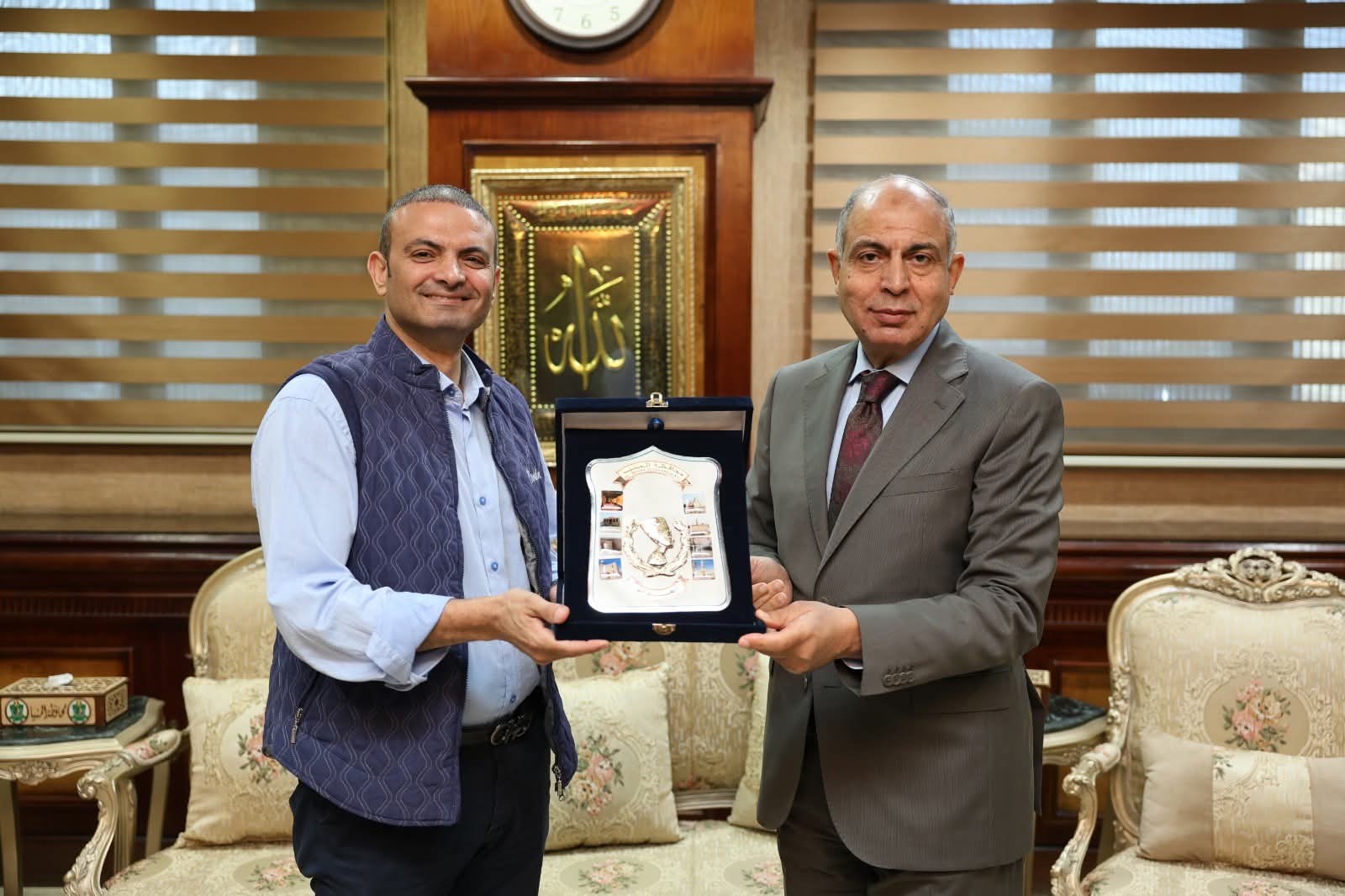 محافظ المنيا يكرم رئيس قطاع البنك الزراعي المصري تقديرًا لجهوده في دعم خطط التنمية بالمحافظة