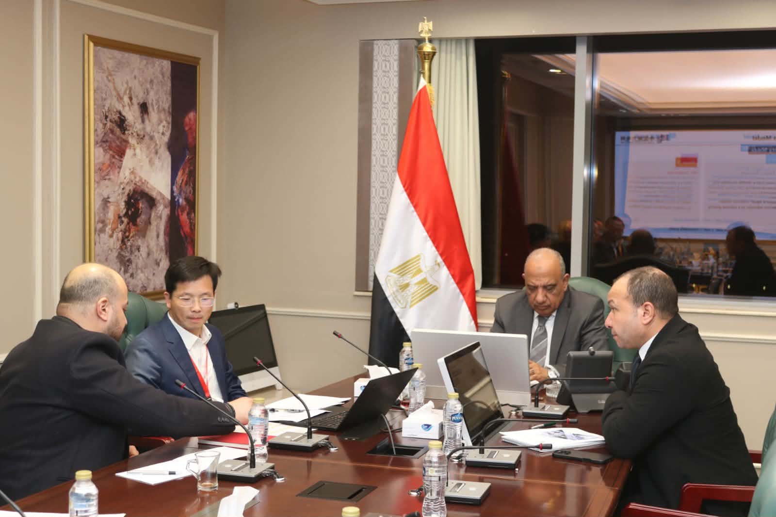 وزير الكهرباء يبحث مع مجموعة الصين الجنوبية ” CSGI ” التعاون في مجالات دمج الطاقات المتجددة