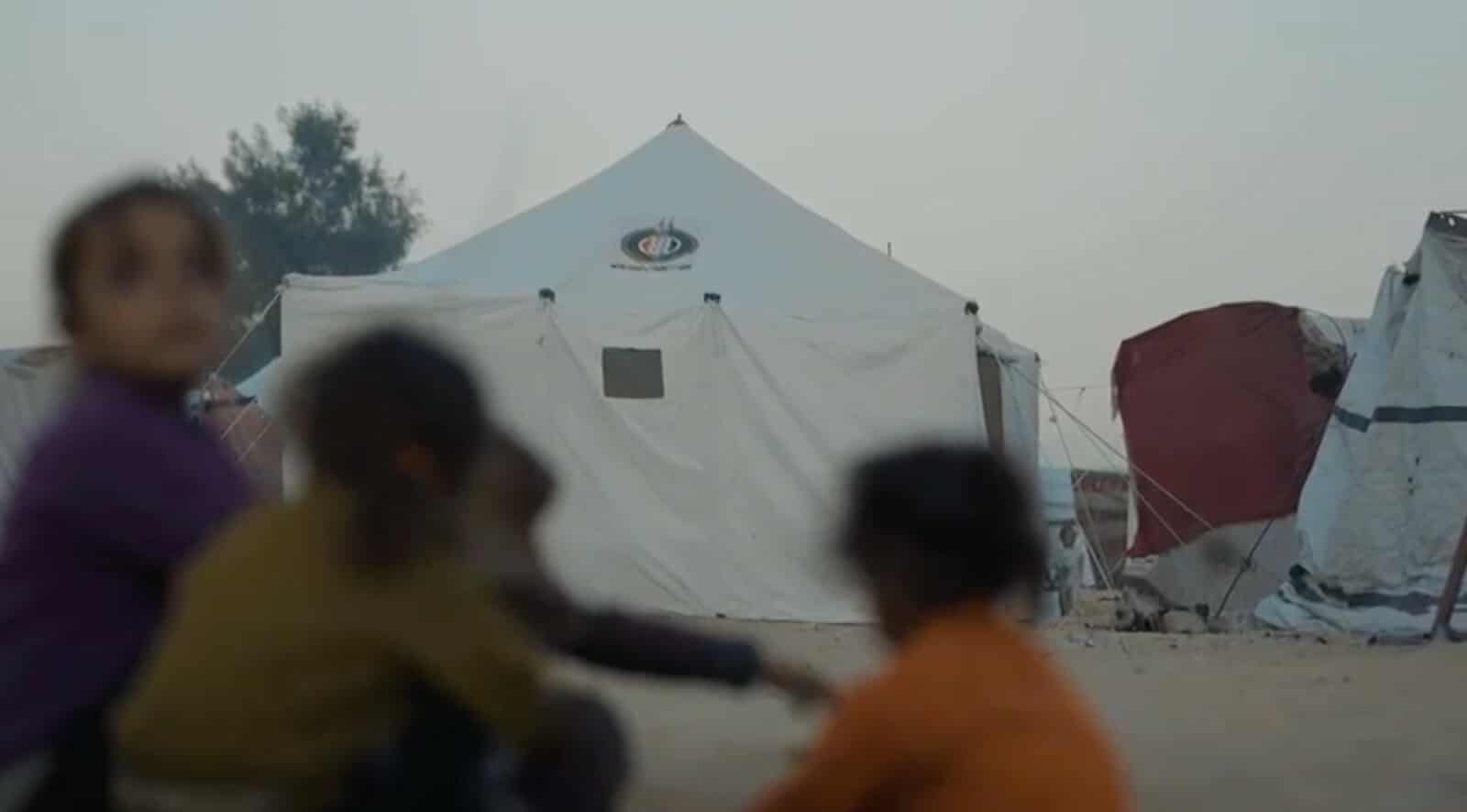 «بيت الزكاة والصدقات» يعلن الانتهاء من تسليم مساعدات الدُّفْعة الأولى من شاحنات القافلة الإغاثية الثانية عشرة إلى غزة