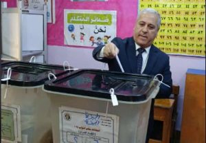 رئيس الهيئة الوطنية للصحافة يدلي بصوته في اليوم الثاني لانتخابات مجلس النواب بالجيزة