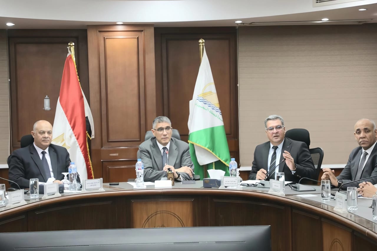 محافظ الجيزة يلتقي بمدير فرع التأمين الصحي بالجيزة