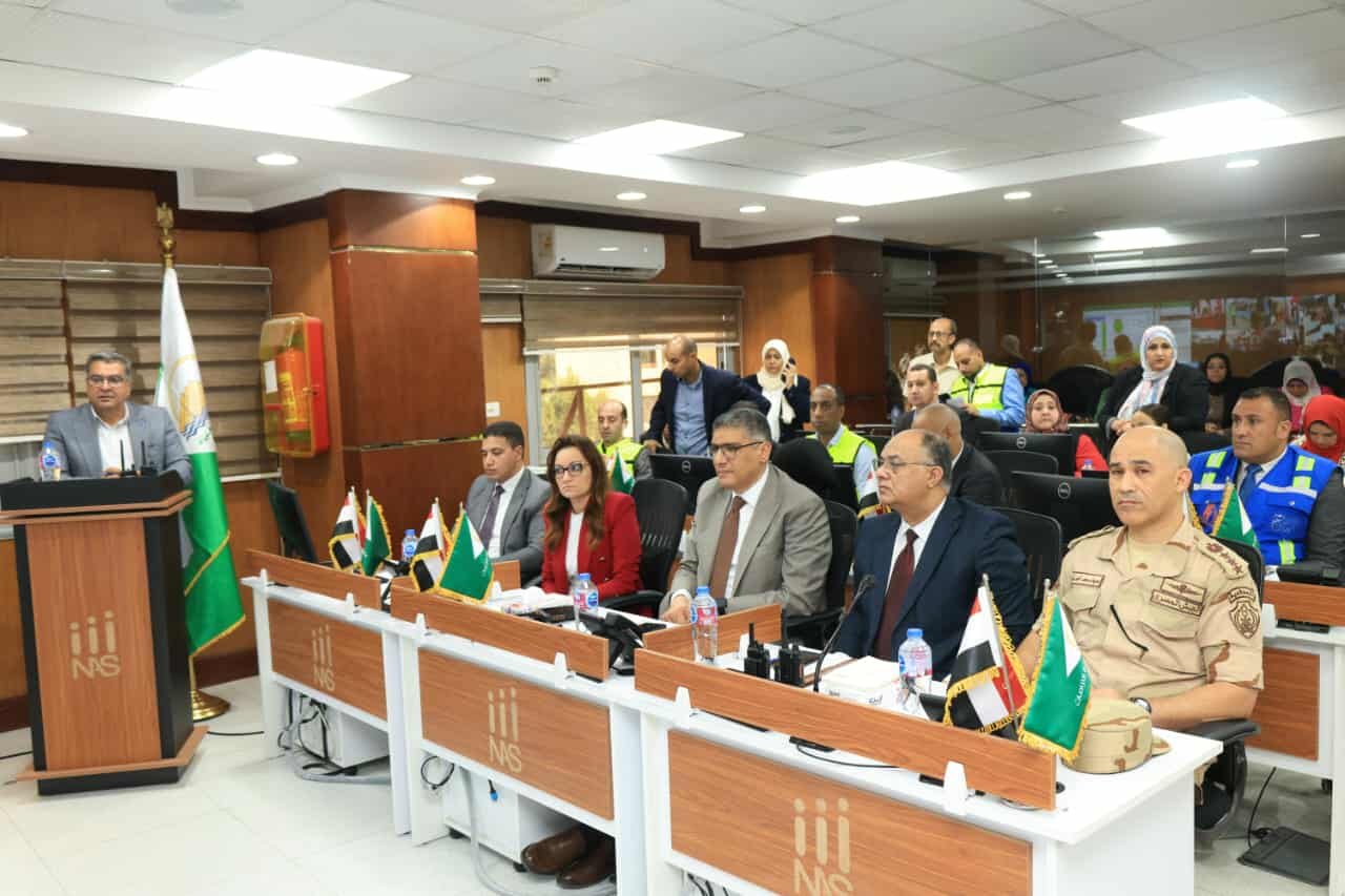 من داخل مركز السيطرة..محافظ الجيزة يتابع انتظام فتح جميع اللجان الانتخابية