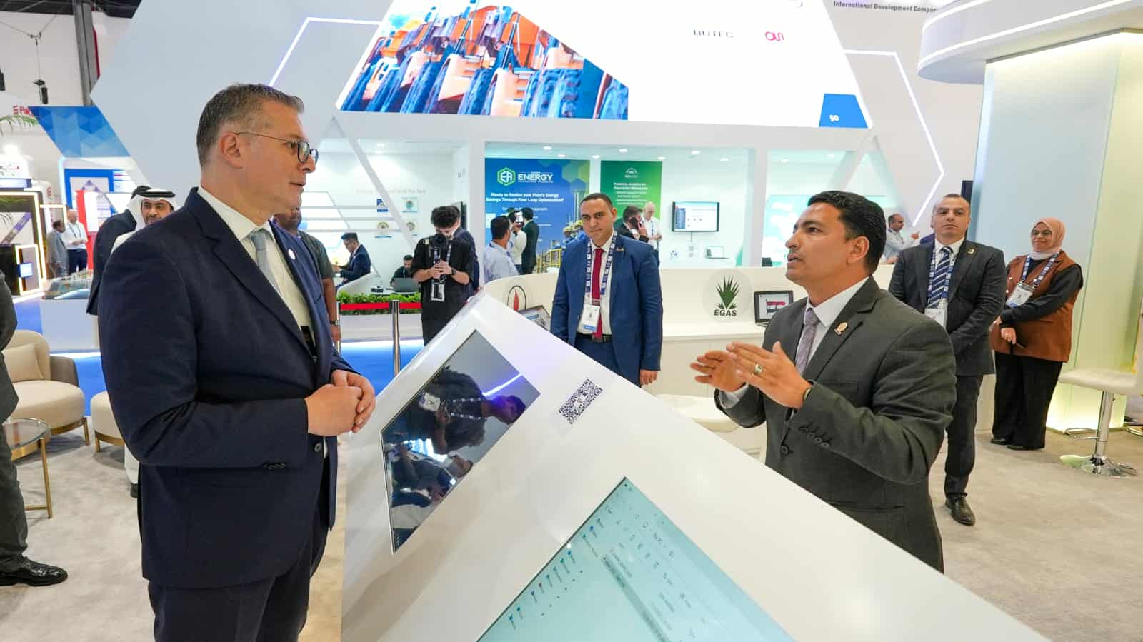 وزير البترول والثروة المعدنية يتفقد الجناح المصري في معرض أديبك