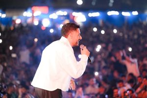 حماقي يتألق في حفل استثنائي بالإسكندرية