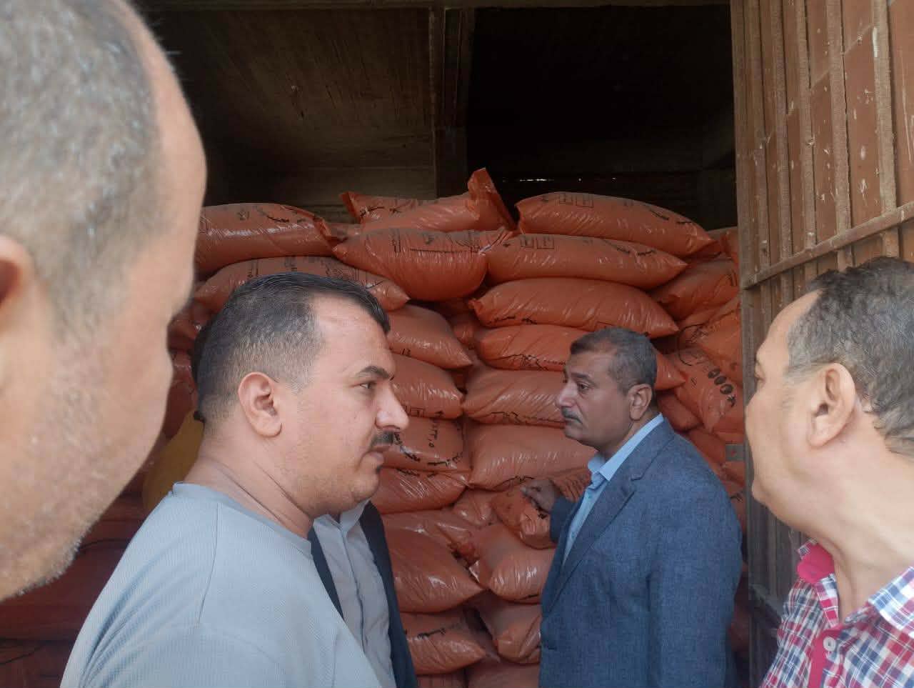 وكيل زراعة أسيوط يتفقد الجمعيات بمركز القوصية لصرف وتوزيع الأسمدة الزراعية بأسيوط