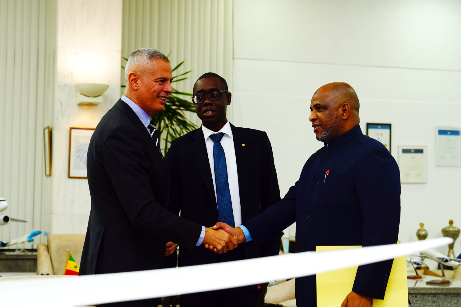 رئيس الشركة القابضة لمصر للطيران يلتقى سفير جمهورية السنغال بالقاهرة