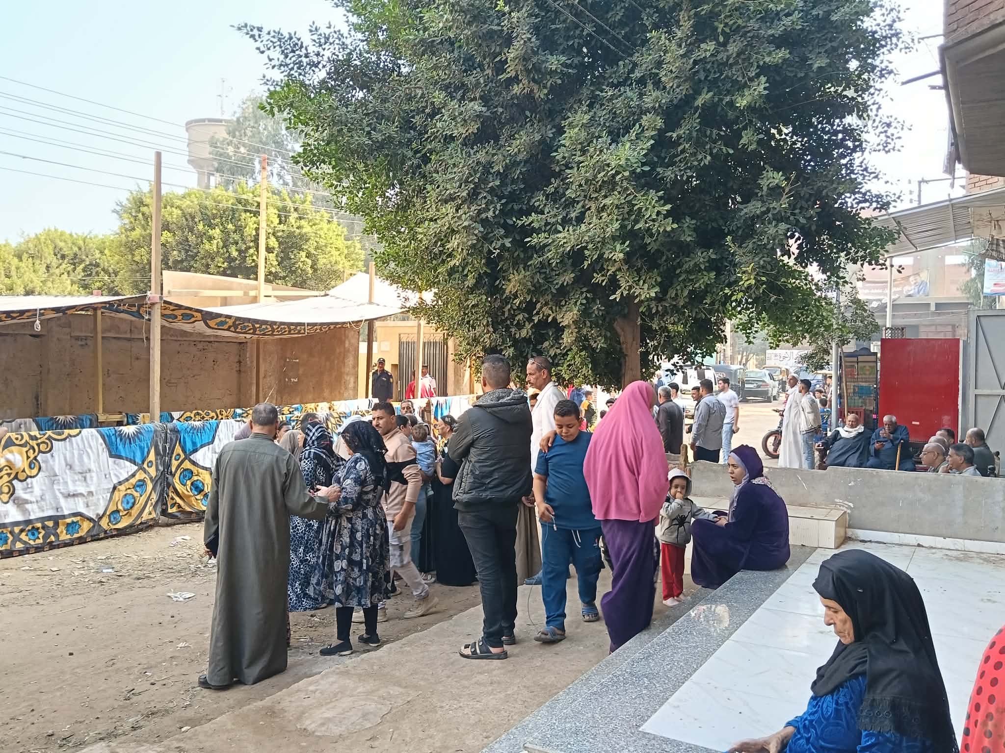 من داخل مركز السيطرة محافظ المنيا يتابع انطلاق عملية التصويت في انتخابات مجلس النواب 2025 في يومها الأول