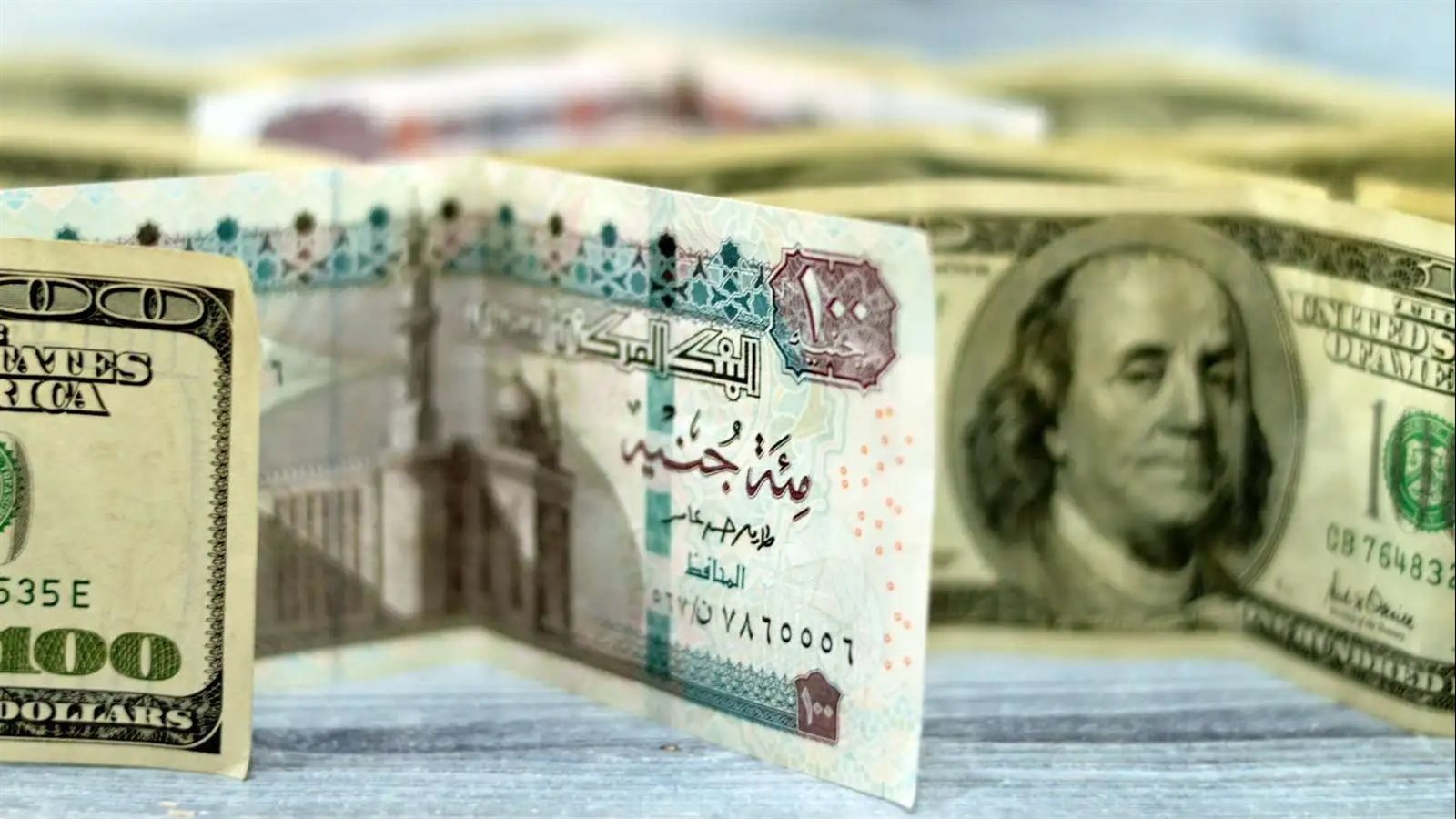 تراجع سعر صرف الدولار في البنوك المصرية منتصف تعاملات اليوم