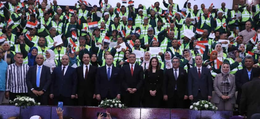 محافظ الجيزة يكرّم ١٧٠ عاملاً بالنظافة من المشاركين في أعمال التجميل بمحيط المتحف المصري الكبير