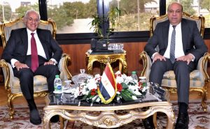 وزير الطيران يستقبل رئيس مجموعة “كوبيلوزوس” اليونانية لمتابعة فرص التعاون