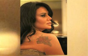 رانيا يوسف تخطف الأنظار بفستان ذهبي وبرونزي وتاتو باسم ابنتيها