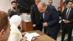 وزير الكهرباء يدلي بصوته في انتخابات النواب