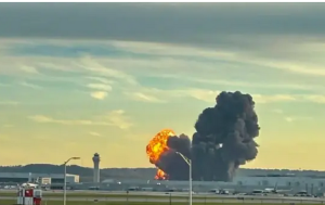 مصرع 3 أشخاص وإصابة 11 آخرين في تحطم طائرة شحن أمريكية