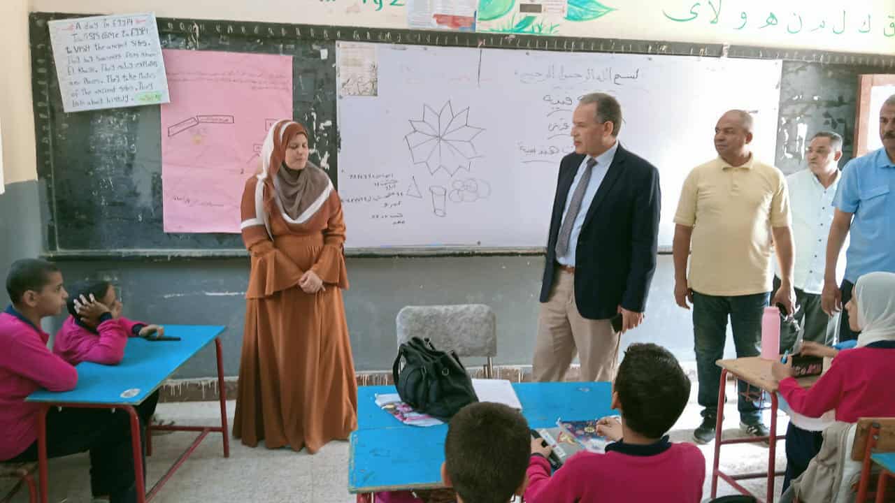 وكيل تعليم أسيوط يتفقد 4 مدارس بالغنايم ويكرم معلمة لتميزها في تطبيق البرنامج العلاجي للطلاب