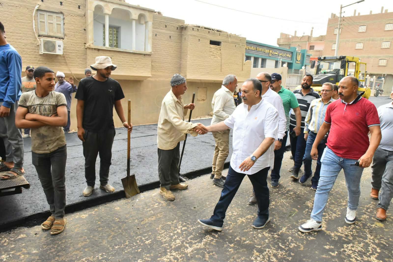 بتكلفة 45 مليون جنيه.. محافظ أسيوط يتفقد أعمال رصف طريق ريفا موشا بطول 8.5 كم