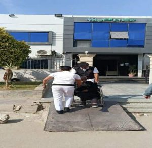 الشرطة تنقل مسن غير قادر على الحركة للمستشفى بمدينة بدر