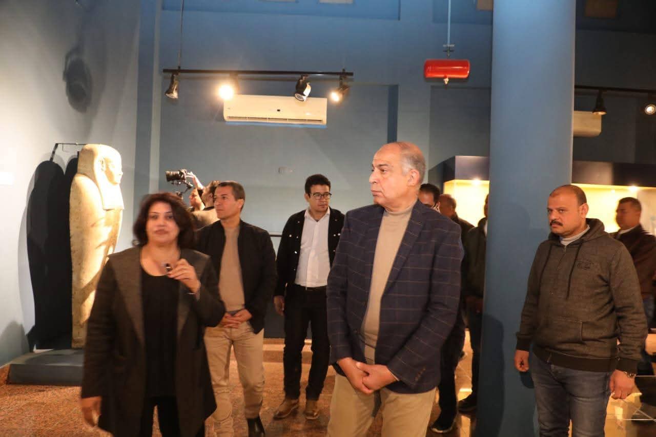 يضم 950 قطعة أثرية.. محافظ المنيا يتفقد متحف ملوي