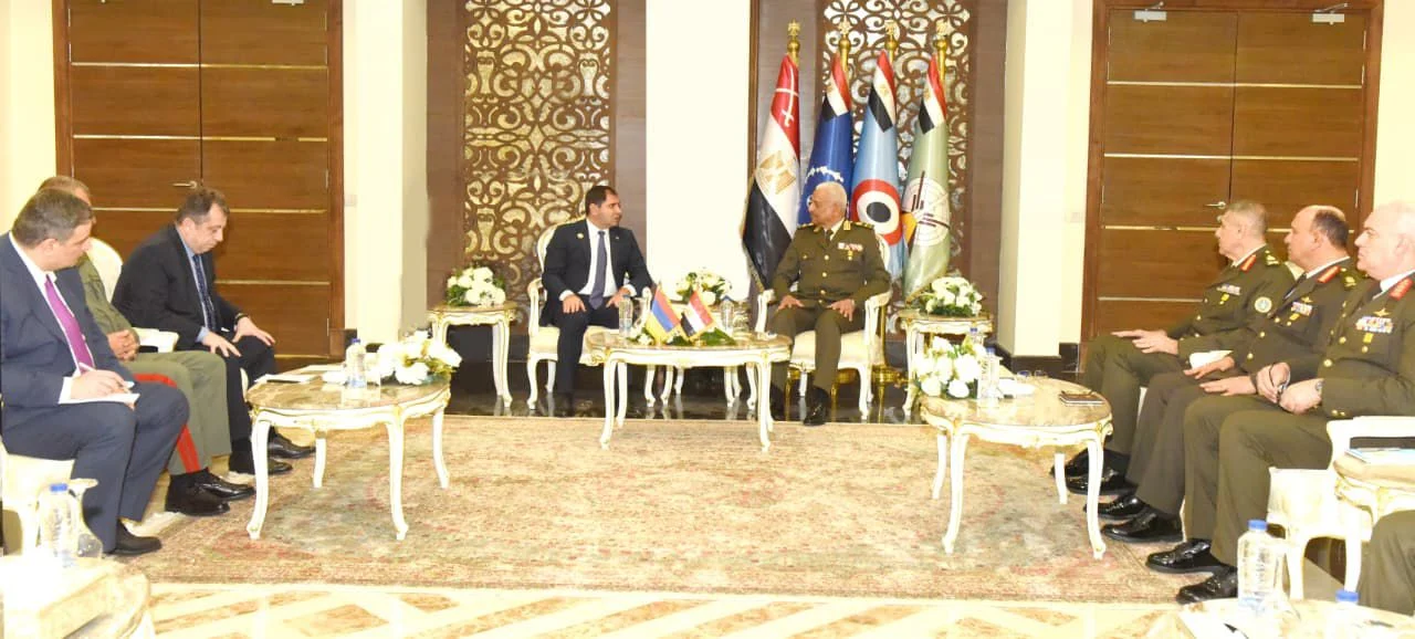 وزير الدفاع ورئيس أركان حرب القوات المسلحة يلتقيان عددا من قادة الوفود العسكرية