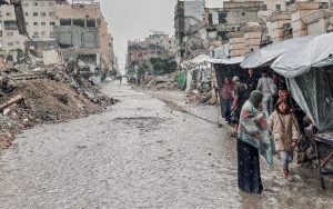 المكتب الإعلامي في غزة: ضحايا وانهيار منازل وغرق خيام في القطاع