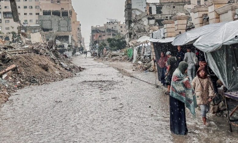 المكتب الإعلامي في غزة: ضحايا وانهيار منازل وغرق خيام في القطاع