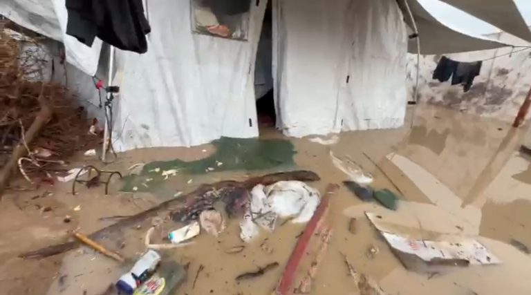 حماس: غزة تواجه كارثة إنسانية مع تفاقم البرد وغرق مراكز الإيواء