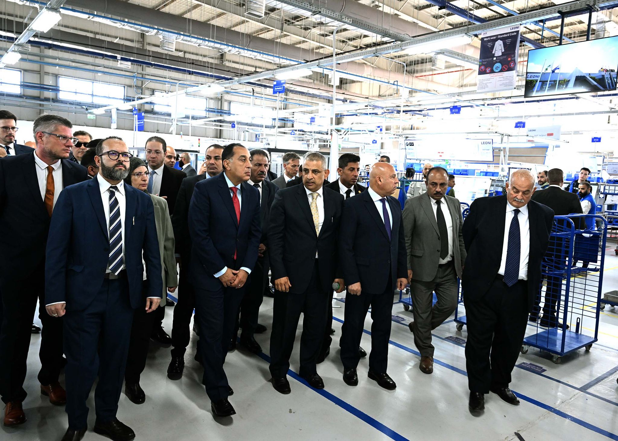 مدبولي يتفقد مصنع “ليوني” للضفائر الكهربائية