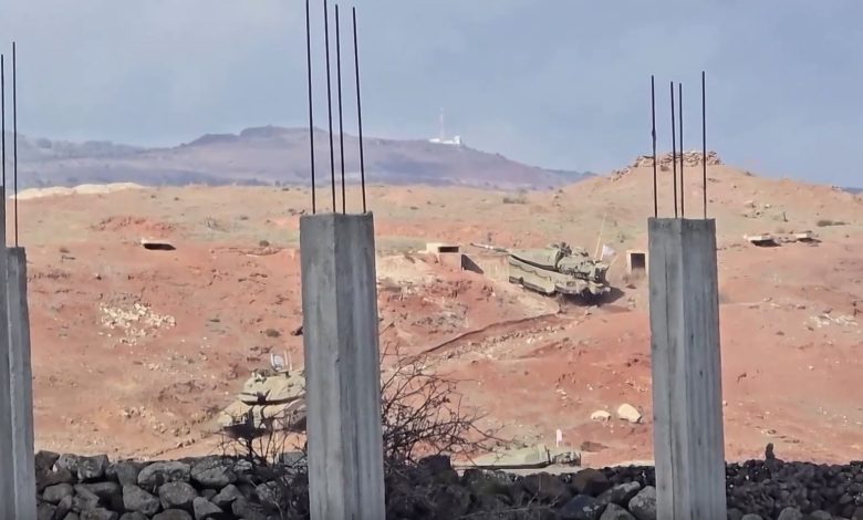 توغل دبابات إسرائيلية وعربات عسكرية في تل أبو قبيس