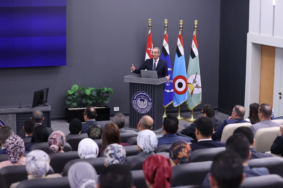 وزير الاتصالات يلتقى بملحقى الدفاع المرشحين للعمل بالسفارات المصرية بالخارج