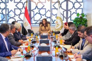 وزيرة التنمية المحلية تناقش فرص الاستثمار البيئي داخل المحميات الطبيعية لتعزيز الاقتصاد الأخضر والسياحة البيئية