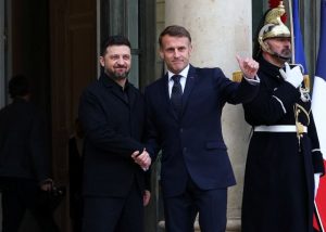 الرئيس الأوكراني يصل باريس لمناقشة شروط خطة السلام المحتملة