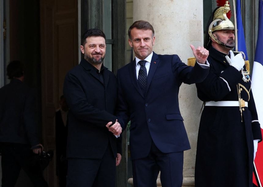الرئيس الأوكراني يصل باريس لمناقشة شروط خطة السلام المحتملة