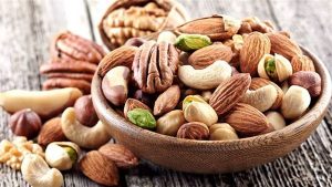 4 أنواع من المكسرات والبذور تمنحك بشرة مشرقة وشعرًا أكثر صحة وقوة