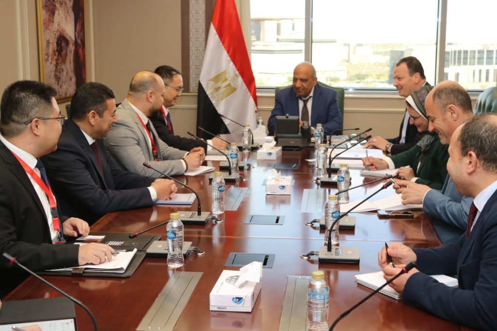 وزير الكهرباء والطاقة المتجددة يبحث مع مجموعة “XD” الصينية سبل دعم وتطوير الشراكة القائمة بين الشركة وقطاع الكهرباء