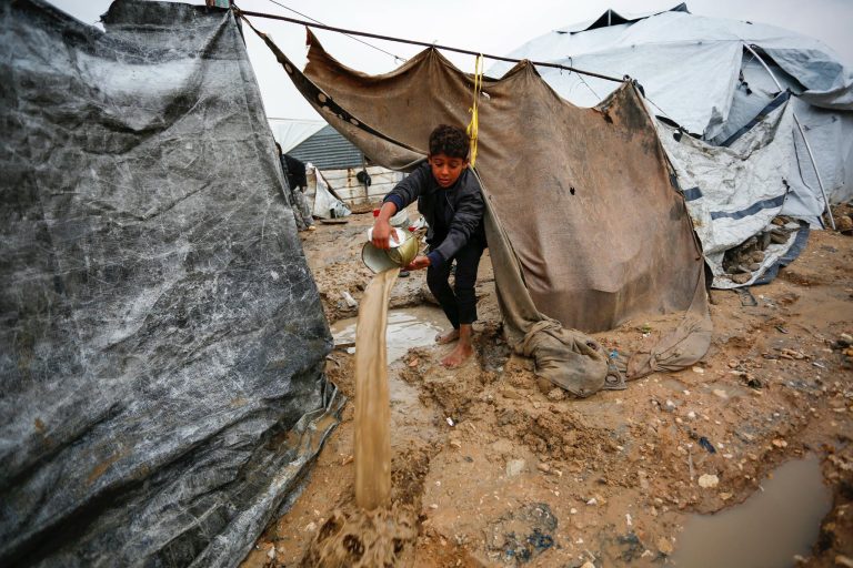 الأونروا تحذر: البرد القارس والأمطار الغزيرة يهددان حياة المدنيين في غزة