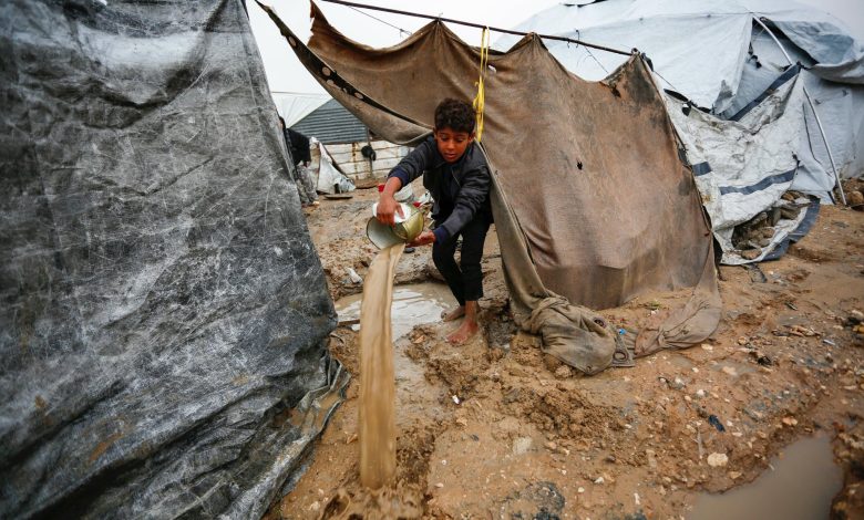 الأونروا تحذر: البرد القارس والأمطار الغزيرة يهددان حياة المدنيين في غزة
