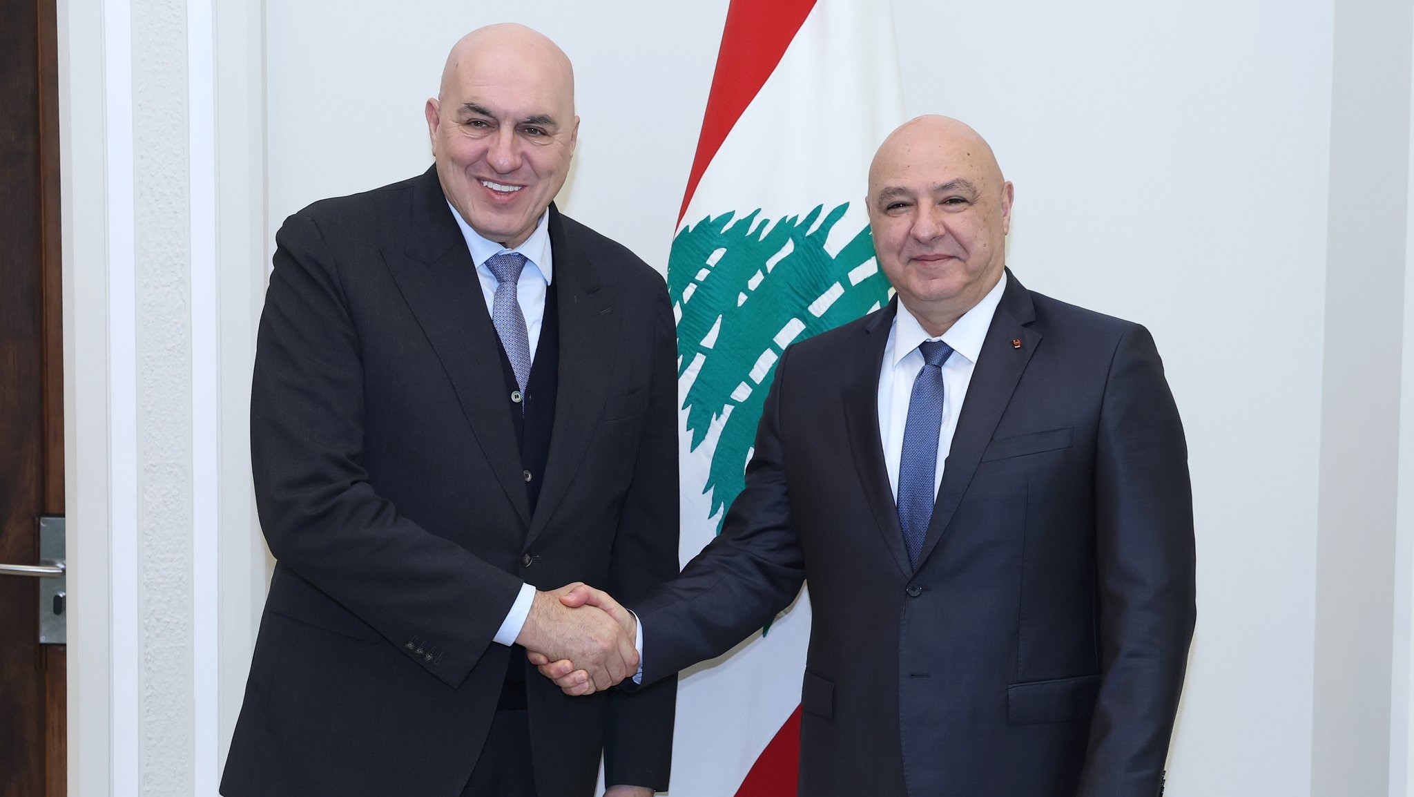 عون يبحث مع وزير الدفاع الإيطالي دور أوروبا في جنوب لبنان