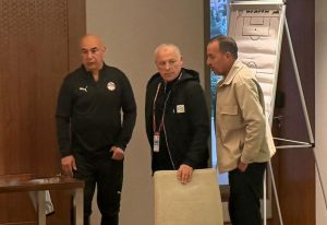 هاني أبو ريدة يجتمع بجهاز المنتخب قبل مواجهة زيمبابوي