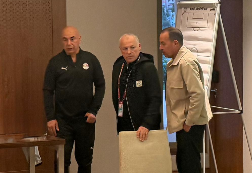 هاني أبو ريدة يجتمع بجهاز المنتخب قبل مواجهة زيمبابوي 