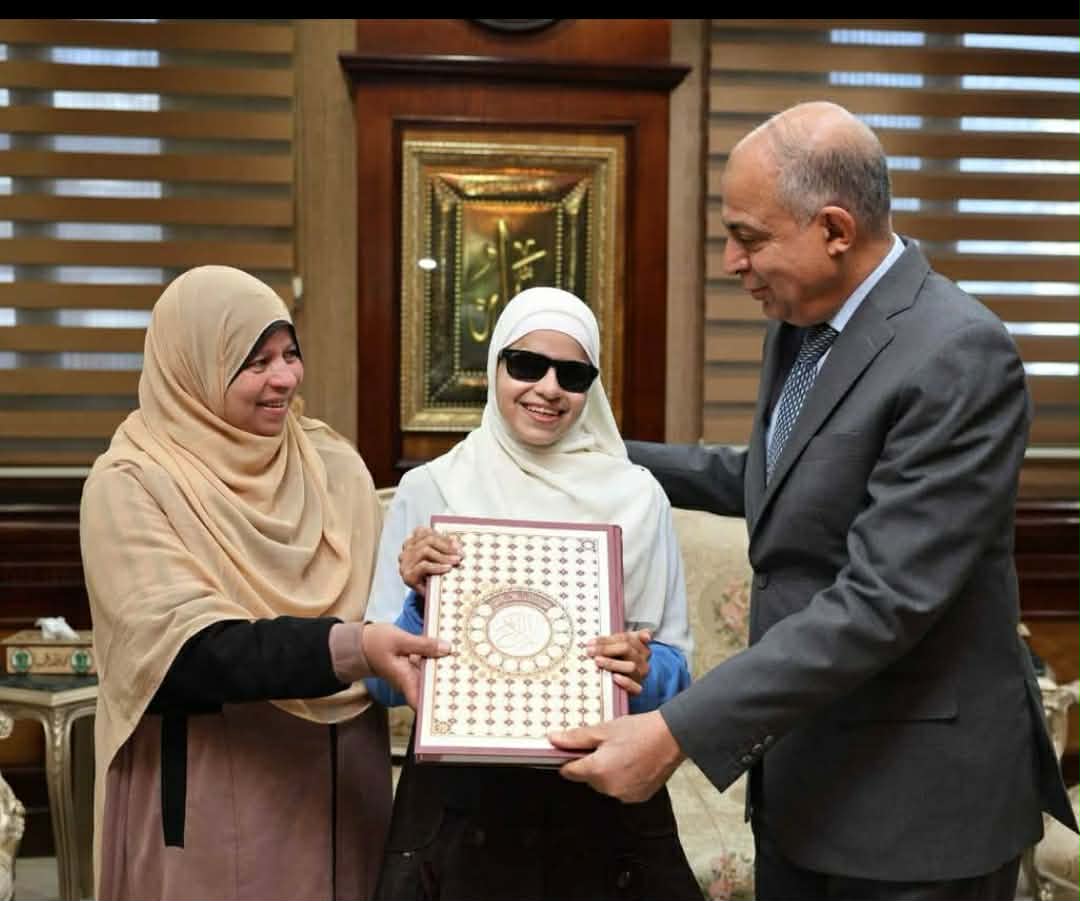 محافظ المنيا يكرم الطالبة فاطمة ابنة مدرسة النور للمكفوفين ويهديها مصحفًا تقديرًا لتفوقها