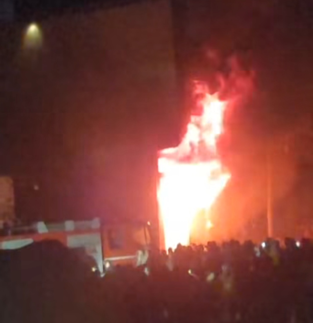  بـ5 سيارات إطفاء…حريق هائل يلتهم ورشة نجارة في محلة أبو علي بالغربية