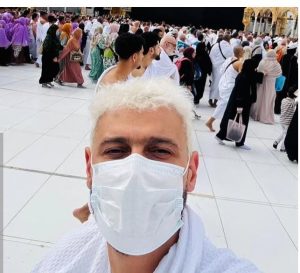 شاهد..رامز جلال أمام الكعبة بشعر أبيض