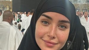 شاهد.. هنا الزاهد أثناء أداء مناسك العمرة