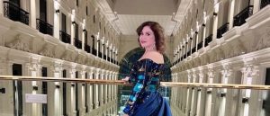 إلهام شاهين تتلألأ كالملكة على السجادة الحمراء بمهرجان البحر الأحمر السينمائي..صور