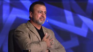 مصطفى حسني يشيد بأداء المتسابق عبد الله ويؤكد المثابرة تصنع القادة