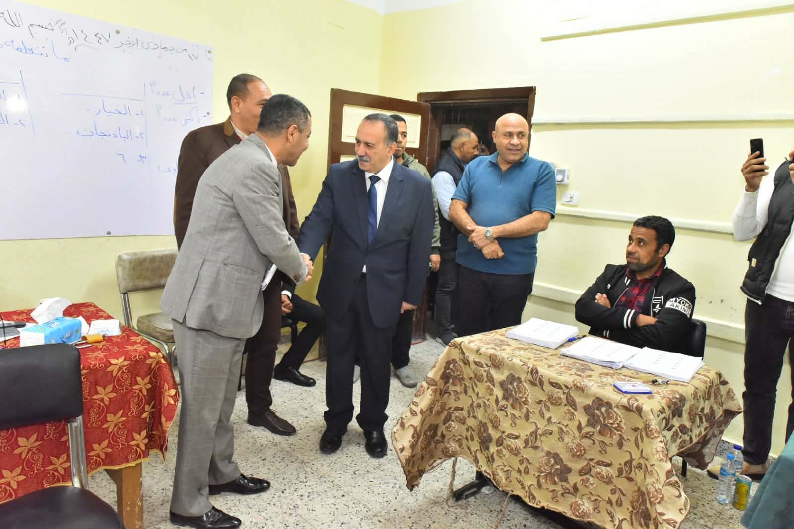 محافظ أسيوط يتفقد اللجان الانتخابية بحي غرب في جولة مسائية 