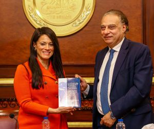 المشاط تُهدي أعضاء الشيوخ نسخة من كتابها حول الدبلوماسية الاقتصادية