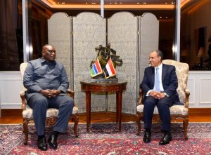 وزير الخارجية يلتقي وزير خارجية جامبيا لبحث سبل تعزيز العلاقات الثنائية