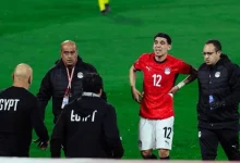 محمد حمدي لاعب منتخب مصر مع طبيب الفريق عقب إصابته