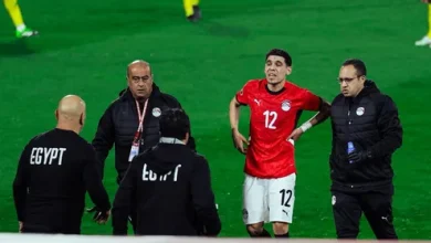 محمد حمدي لاعب منتخب مصر مع طبيب الفريق عقب إصابته