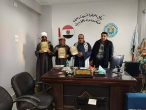 تسليم عقود تقنين أراضي أملاك دولة لعدد من المواطنين بمركز أبنوب في أسيوط